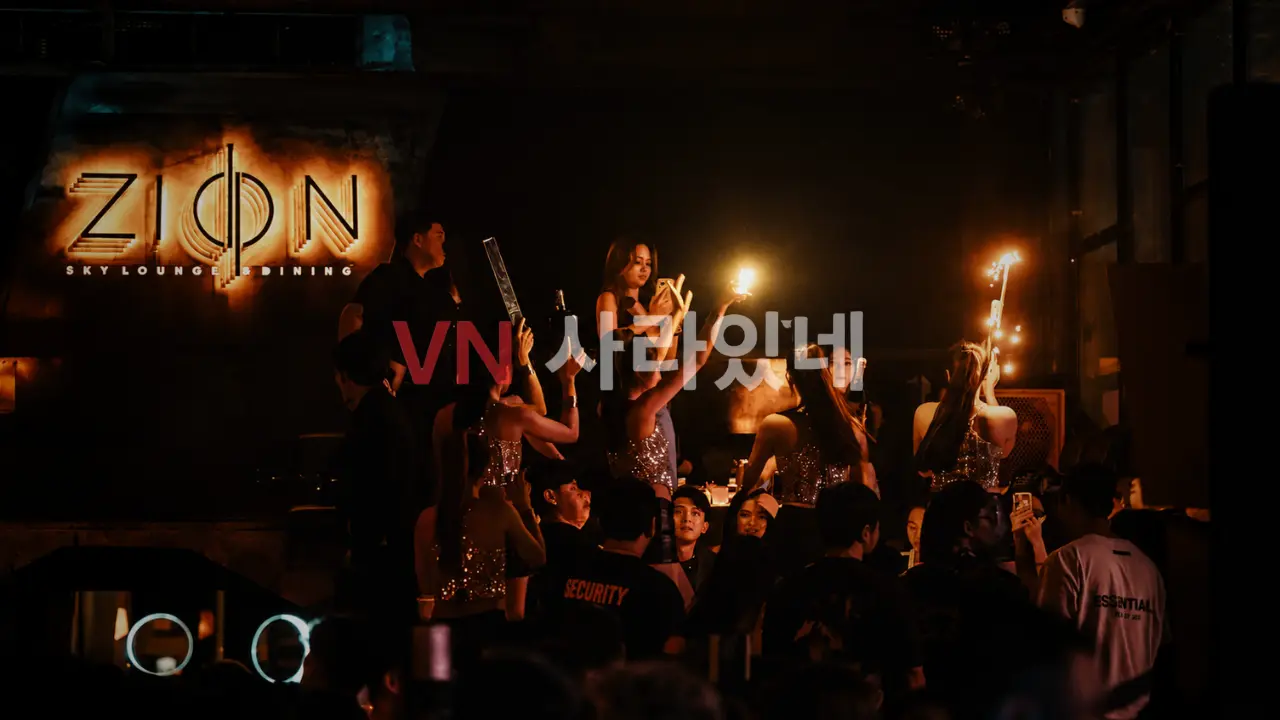 호치민 1군 자이온 스카이라운지 백라이트 네온 로고와 불꽃 파티 세레머니